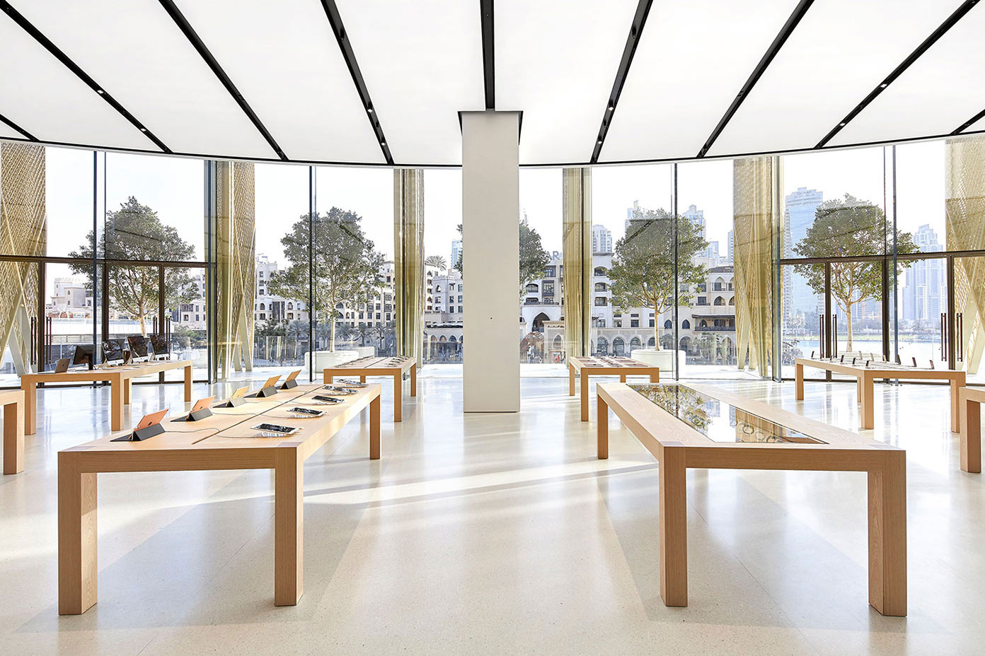 Apple Dubai Mall picture