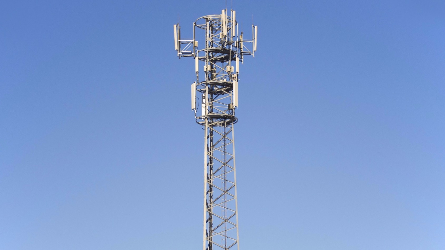 Picture Cellular Tower leading to page explaining Peplink cellular bands
